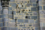 orcival : église Notre Dame d'Orcival, outils  sur le mur