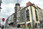 Riom : la tour de l'horloge et une façade de maison en angle