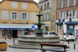 Saint Pourcain : la place centrale avec fontaine