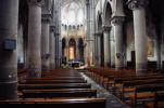 Aigueperse : église Notre Dame, la nef, colonnades, rangées de bancs