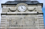 Aigueperse : horloge et cadran solaire sur la tour de la mairie