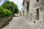 Charroux : rue pavée avec maisons pierres