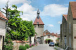 Charroux : rue et tour de l'horloge