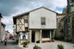 Charroux :  maison à pans de bois et à encorbellement du XIVème siècle 