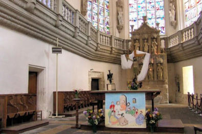 Vic le Comte : la Sainte chapelle,choeur avec son rétable