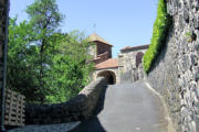 Usson : montée à l'église Saint Maurice