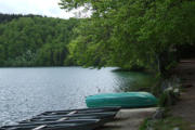 Lac Pavin : rive,barques de pêche