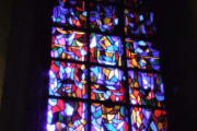 Orcival : église Notre Dame d'Orcival, vitrail mulicolore