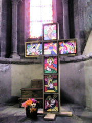 Orcival : église Notre Dame d'Orcival, la croix aux vitraux