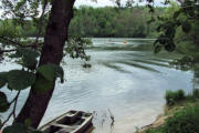 Lac d'Aydat : barque de pêche sur le lac