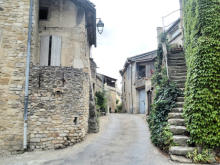 Village de Chamaret : rue du village et escalier pierre avec lierre