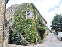 Village de Chamaret : maison avec lierre et fenêtre d'angle du village