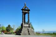 Sur le plateau de Georgovie : monument commémoratif de l'année 1900