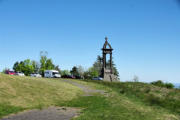 Sur le plateau de Georgovie : monument commémoratif