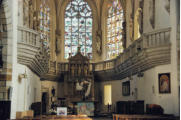 Vic le Comte :  la Sainte chapelle,choeur avec rétable et immenses vitraux