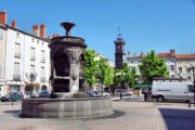 Issoire :fontaine de la place de la république et la tour de l'horloge