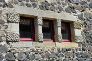 Usson : fenêtre en 3 partie d'une maison vigneronne