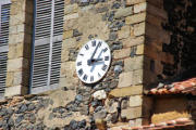 Usson : horloge sur la façade de l'église Saint Maurice