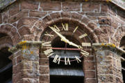 Lavaudieu : horloge sur la tour de l'abbaye