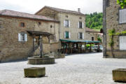 Lavaudieu : place, fontaine et restaurant du village