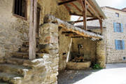 Lavaudieu : appentice et escalier d'une maison en pierre