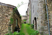 Auzon : le village, ancienne ruelle et façades de maisons en pierre