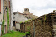 Auzon : ancienne ruelle du village et les remparts