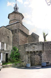 Besse Saint Anastaise : le beffroi et porte d'entrée de la ville