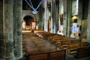 Orcival : église Notre Dame d'Orcival, la nef et rangées de bancs