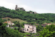 Ruines du château de Tournoël et maisons d'habitations modernes