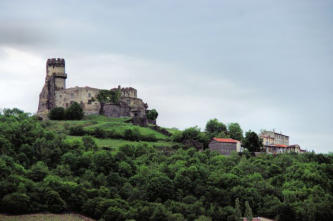 vue générale des ruines du château de Tournoël et du village