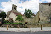 Charroux :  église Saint Jean Baptiste à gauche et tour du guet à droite