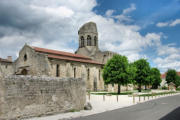 Charroux : église Saint Jean Baptiste et son esplanade