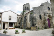 Charroux :  église Saint Jean Baptiste et maison à colombages