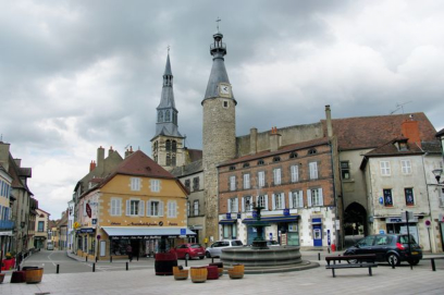 Saint Pourcain : centre ville et  la tour de l'horloge