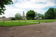 La Palisse : vue lointaine du château