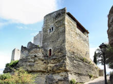 Village de Chamaret : tour rectangulaire du château