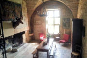 Savigny lès Beaune : cuisine avec foyer et table dans le château