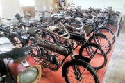 Savigny lès Beaune au château  :la collection motos,les premières fabrications de motos
