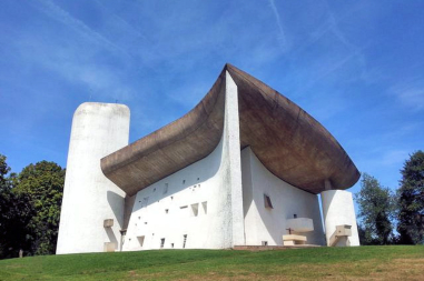 Ronchamp : la chapelle Notre Dame du Haut, façade sud est