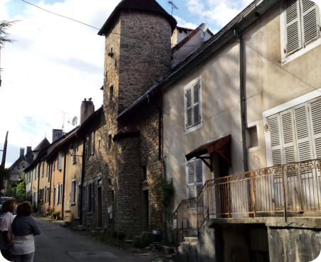 Arlay : Maisons mitoyennes avec tour carrée