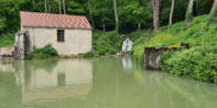 Baulme la Roche : la retenue d'eau, la cascade et le lavoir