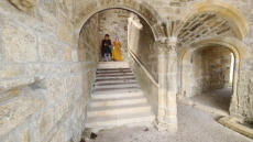 Nozeroy : escalier et colonne du château
