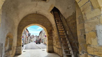 Nozeroy : la tour de l'horloge, escalier d'accès aux étages