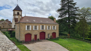 Baulme la Roche : dépendances du château