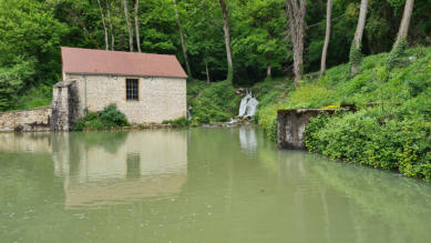 Baulme la Roche : la retenue d'eau, la cascade et le lavoir