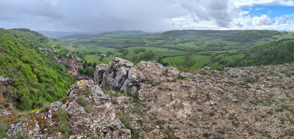 Vue sur Baulme la Roche depuis la falaise