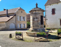 Fondremand : fontaine sur la place du village