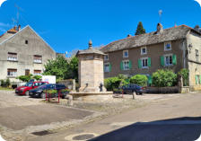 Fondremand : fontaine sur la place principale