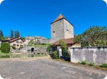 Fondremand : la tour Carrée, le lavoir